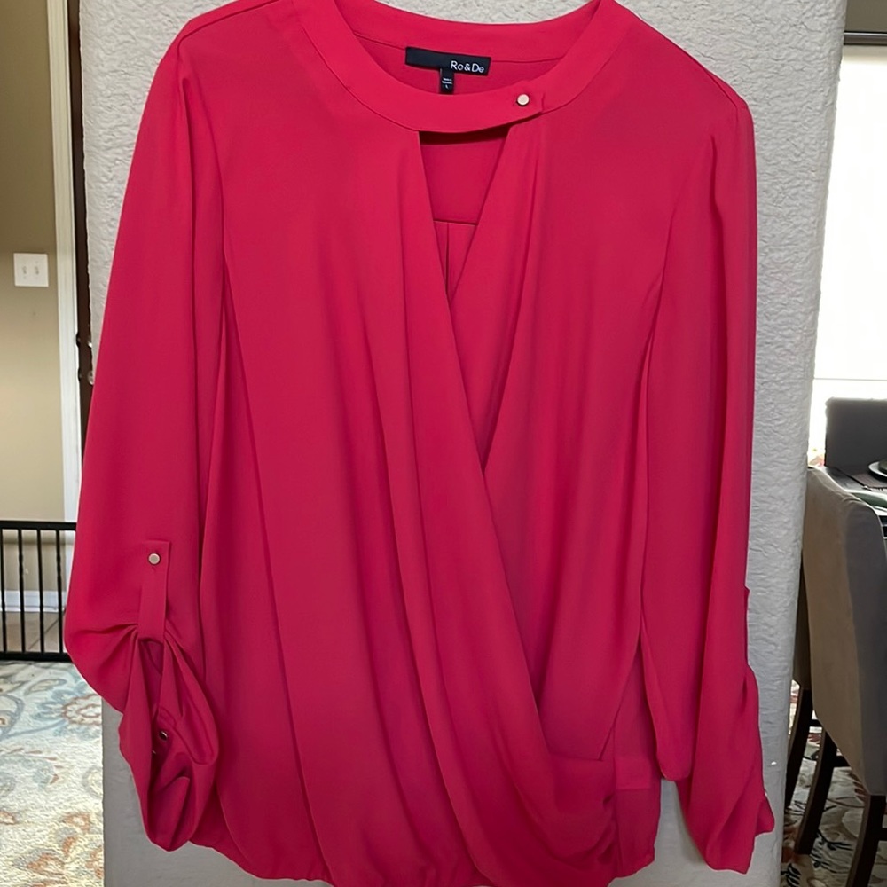 Ro & De Dark coral wrap blouse . NEW condition . SZ L